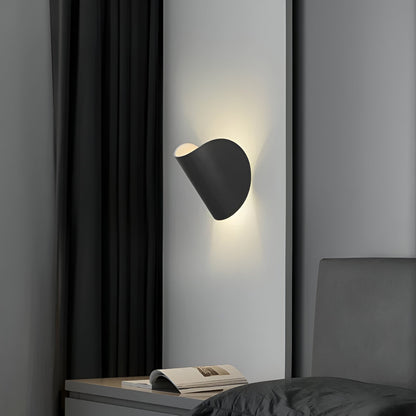 Twist Wandlamp - Roterende Metalen Kandelaar met Elegante Curve