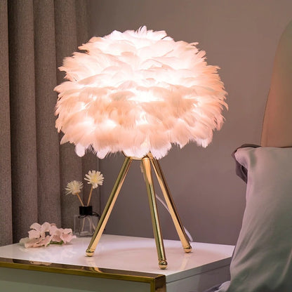 FeatherGlow – Elegante Tafellamp met Dromerige Veerdetails voor een Sfeervol Interieur