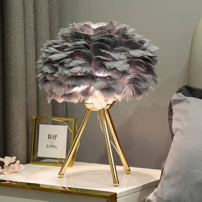 FeatherGlow – Elegante Tafellamp met Dromerige Veerdetails voor een Sfeervol Interieur