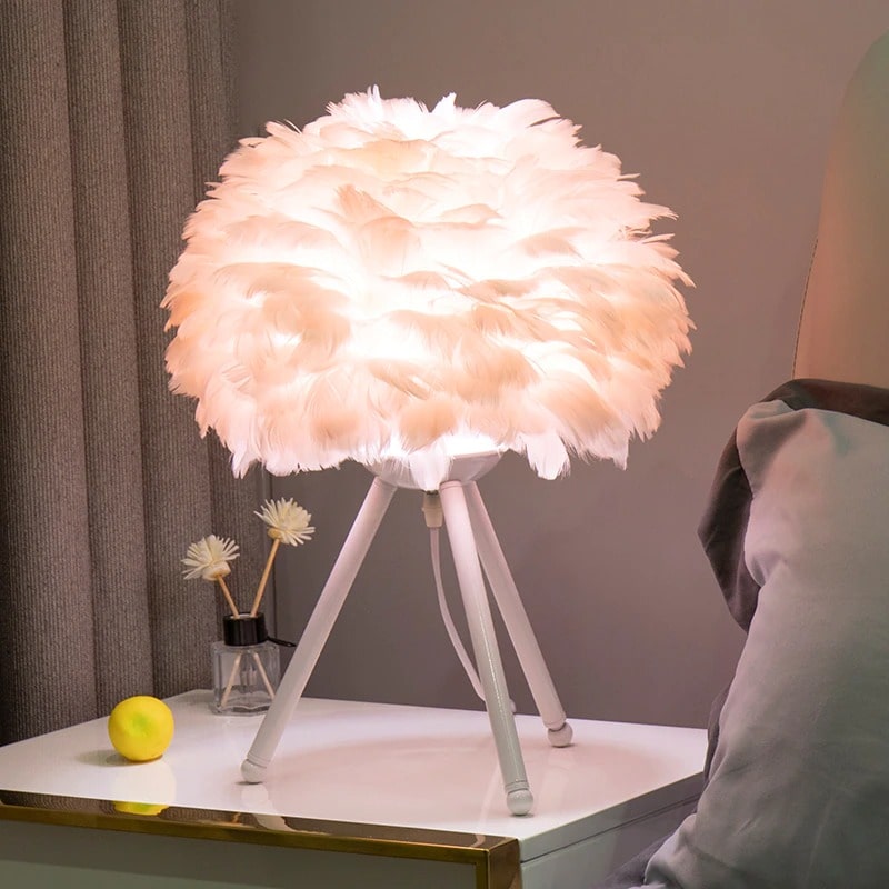 FeatherGlow – Elegante Tafellamp met Dromerige Veerdetails voor een Sfeervol Interieur