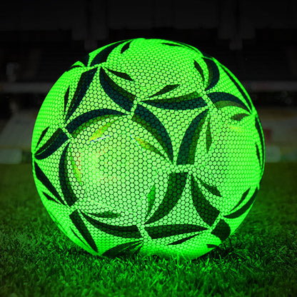 GlowBall - Reflecterende Voetbal voor Nachtelijke Wedstrijden en Duurzaam Spelplezier