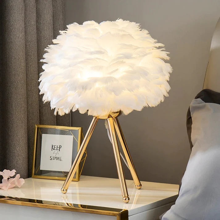 FeatherGlow – Elegante Tafellamp met Dromerige Veerdetails voor een Sfeervol Interieur